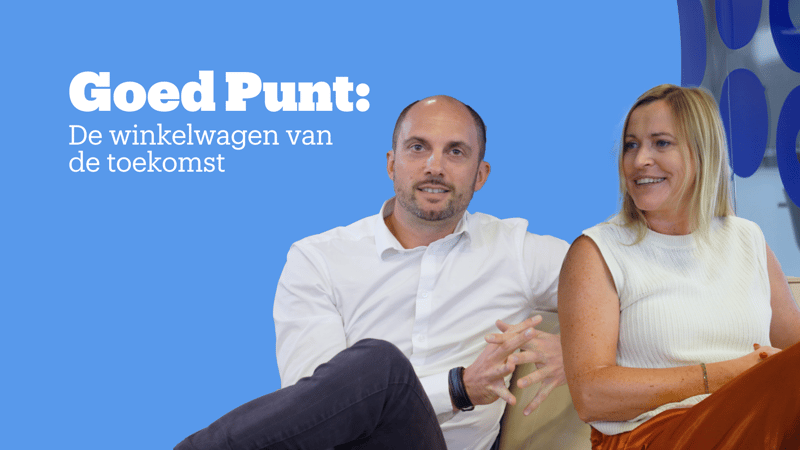 Een man en een vrouw zitten glimlachend voor een blauwe achtergrond met de tekst: ‘Goed Punt: De winkelwagen van de toekomst.’