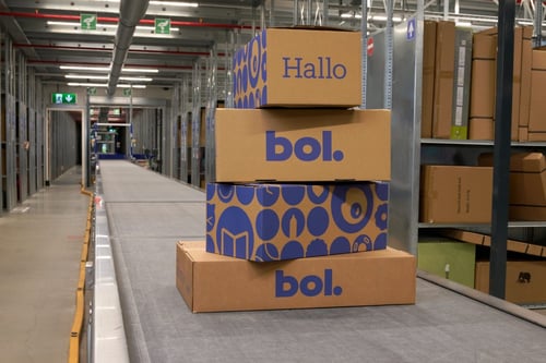 Bol-dozen in een warehouse.
