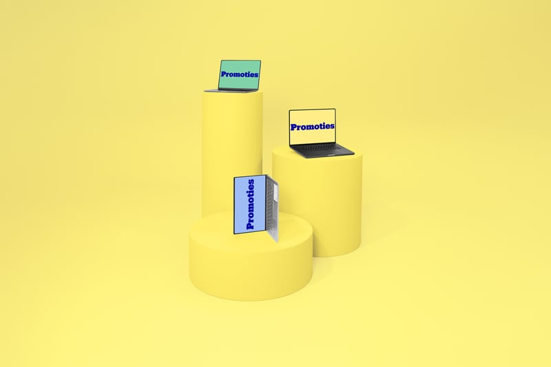 Drie gele cilindervormige sokkels tonen laptops met het woord "promoties" tegen een bijpassende gele achtergrond, wat een speelse en minimalistische compositie creëert.