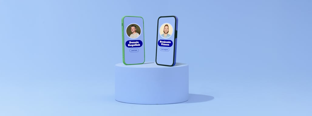 zwei Smartphones auf einem Podium nebeneinander