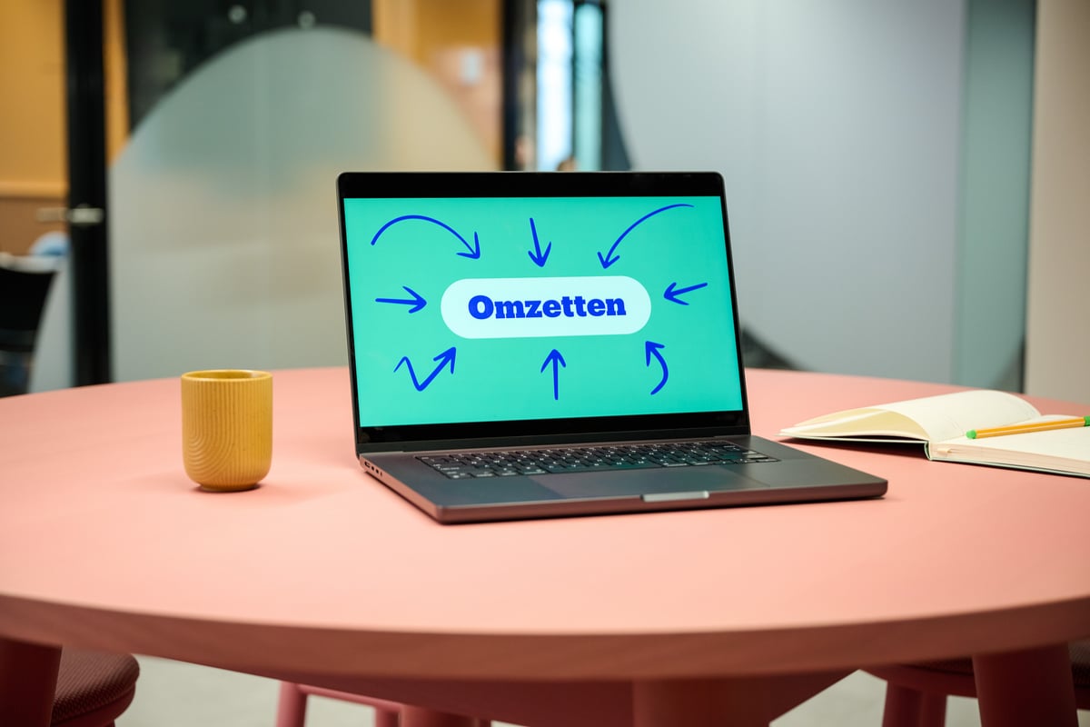 Laptop op tafel met woord 'omzetten' op het scherm