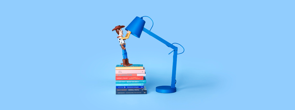 mannetje op boeken met lamp