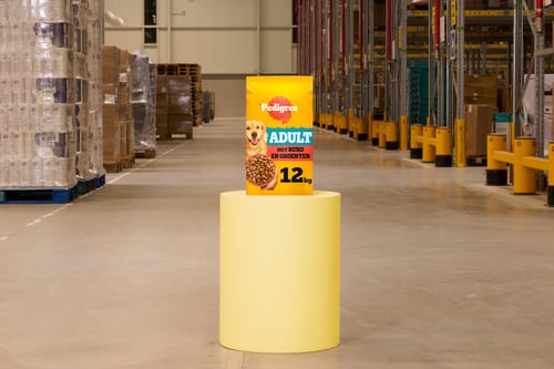 een zak dierenvoeding op een sokkel