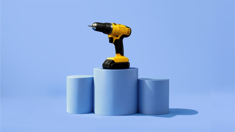 Een gele snoerloze boormachine staat op blauwe cilindervormige sokkels tegen een blauwe achtergrond.