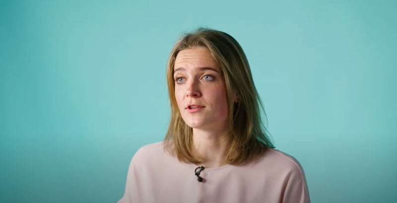 Lotte de Voogt, the presenter in the video.