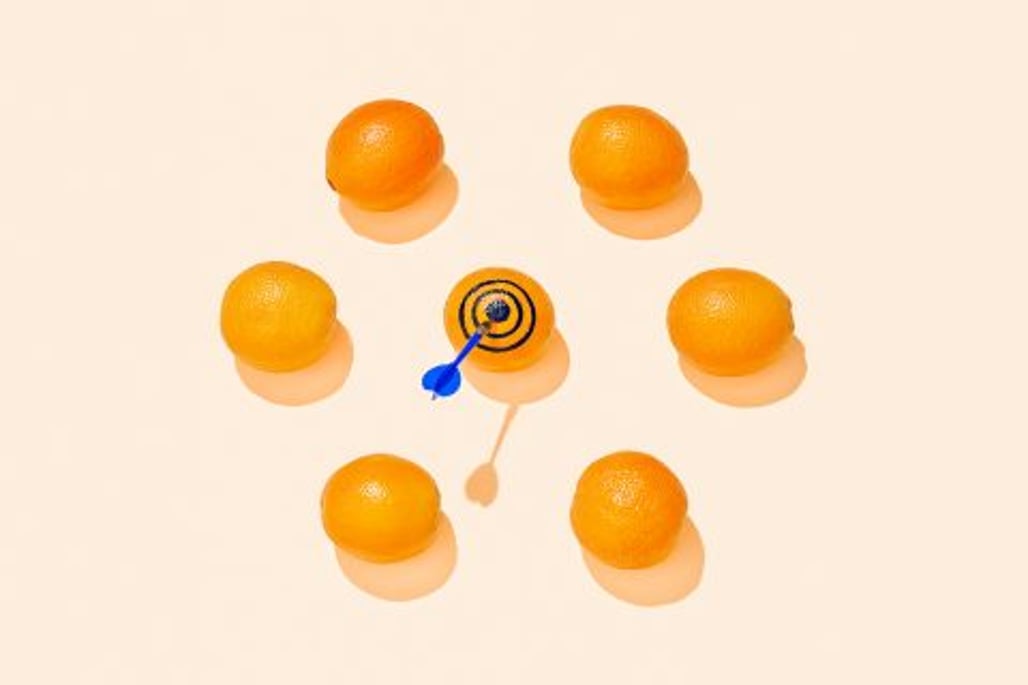 Sinaasappels met een dartpijl in het midden.