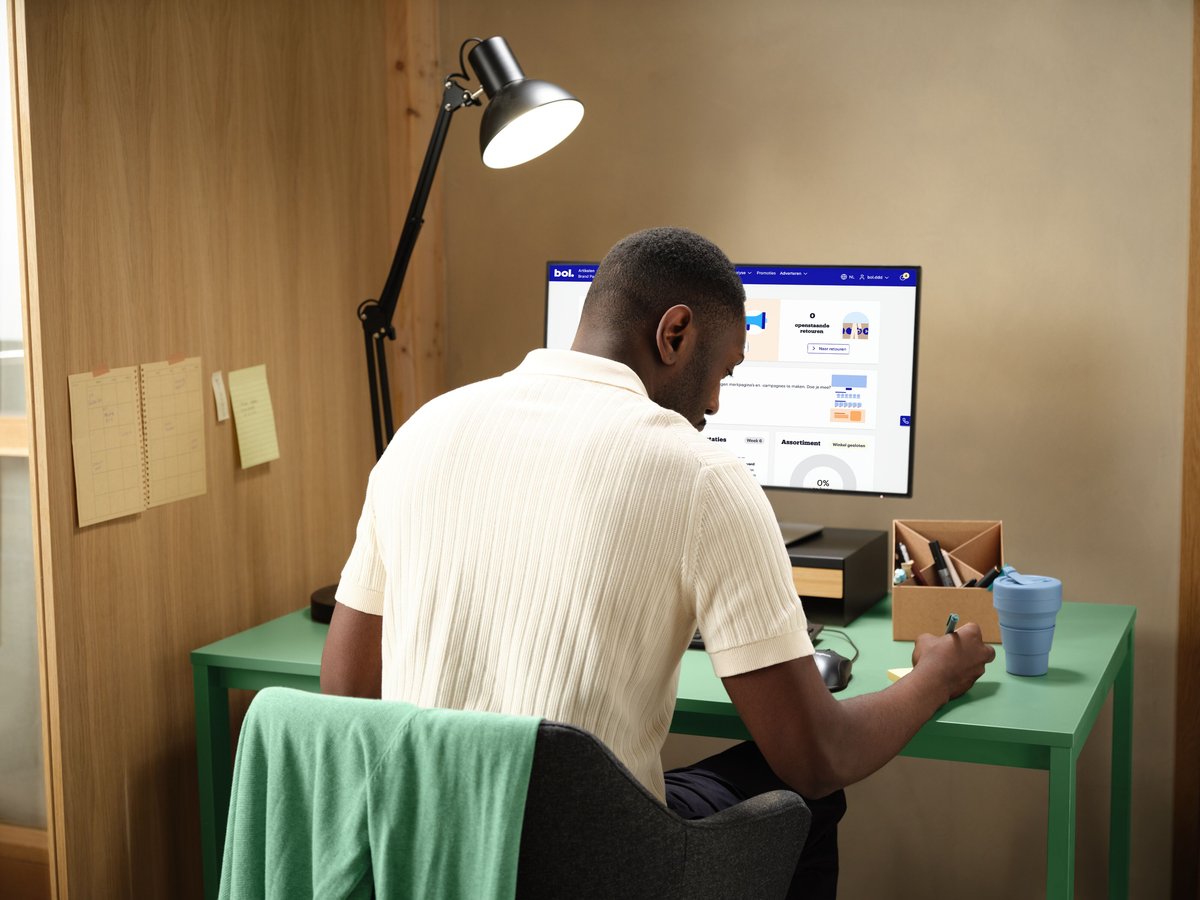 Man aan het werk op zijn computer, ingelogd op het verkoopaccount