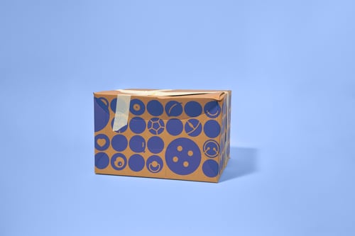 Doos van bol voor een blauwe achtergrond.