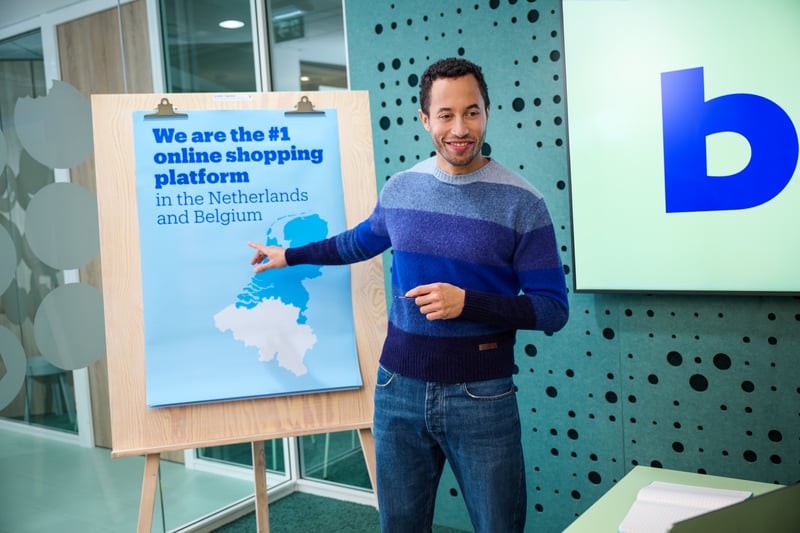 Een man presenteert over bol als het nummer 1 platform in Nederland en Belgie