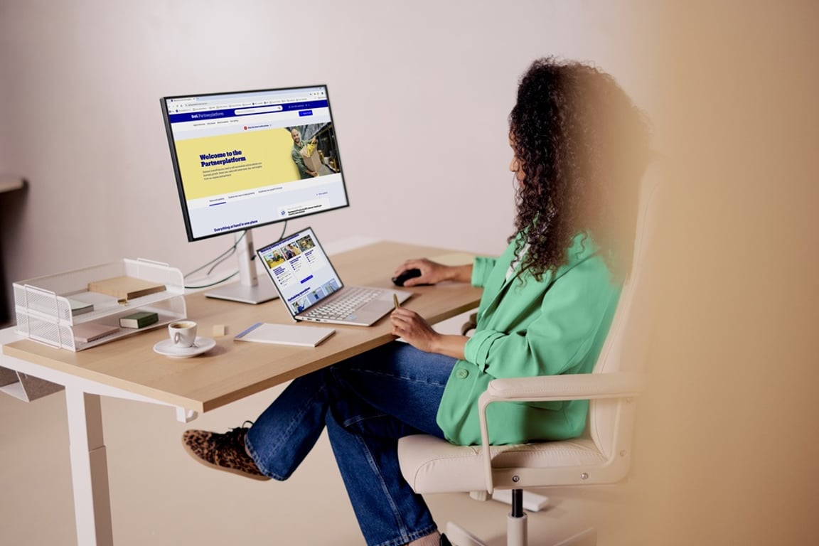 Frau sitzt vor dem Computer