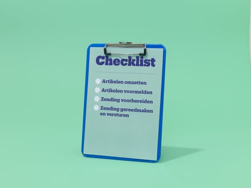 Een blauw klembord met een checklist tegen een groene achtergrond. De checklist bevat vier taken met niet-aangevinkte vakjes.