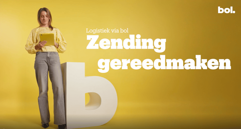 Charlotte ter Laak, presentator van deze video, staat naast een grote b.