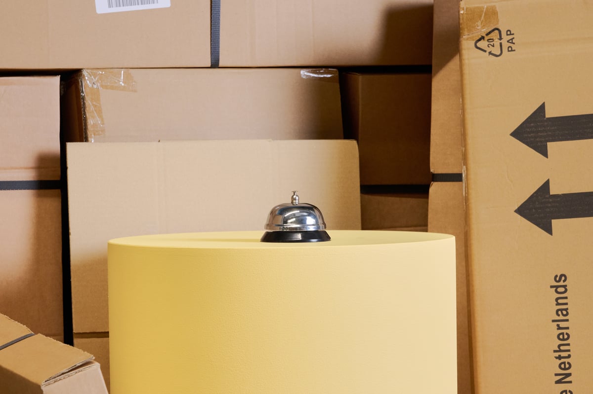 Piles de cartons bruns avec une cloche dessus.