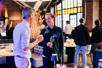 Partner in gesprek met bol collega