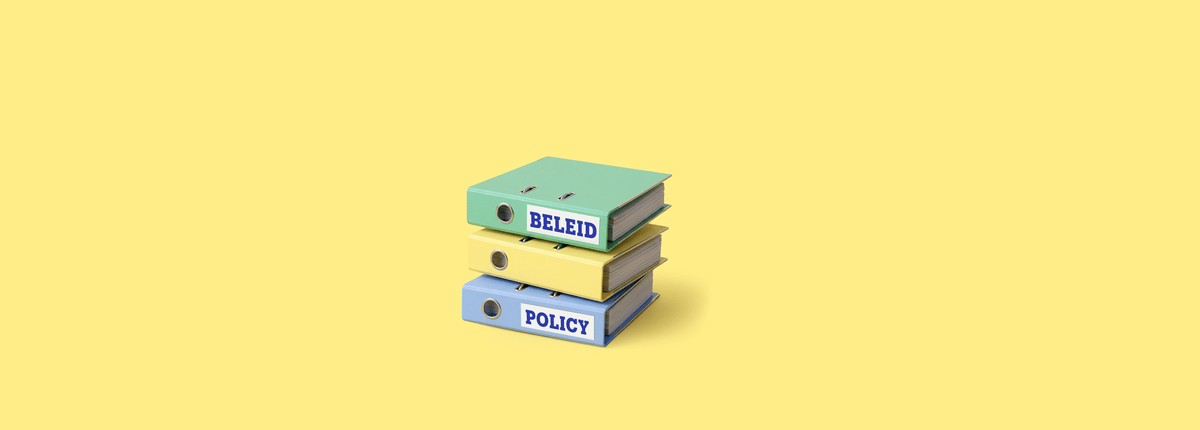 Opgestapelde boeken met labels