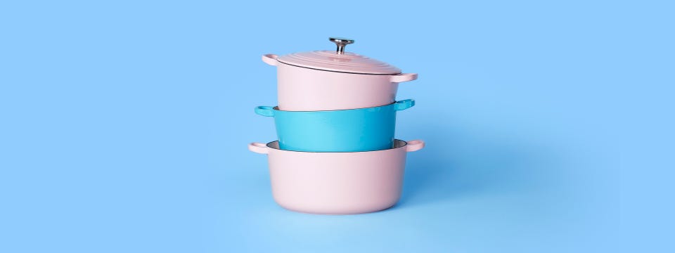 Roze en blauwe pannen gestapeld voor een blauwe achtergrond