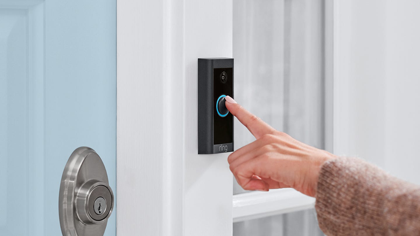 Visitor_pressing_Video_Doorbell_Wired_ding_button.png