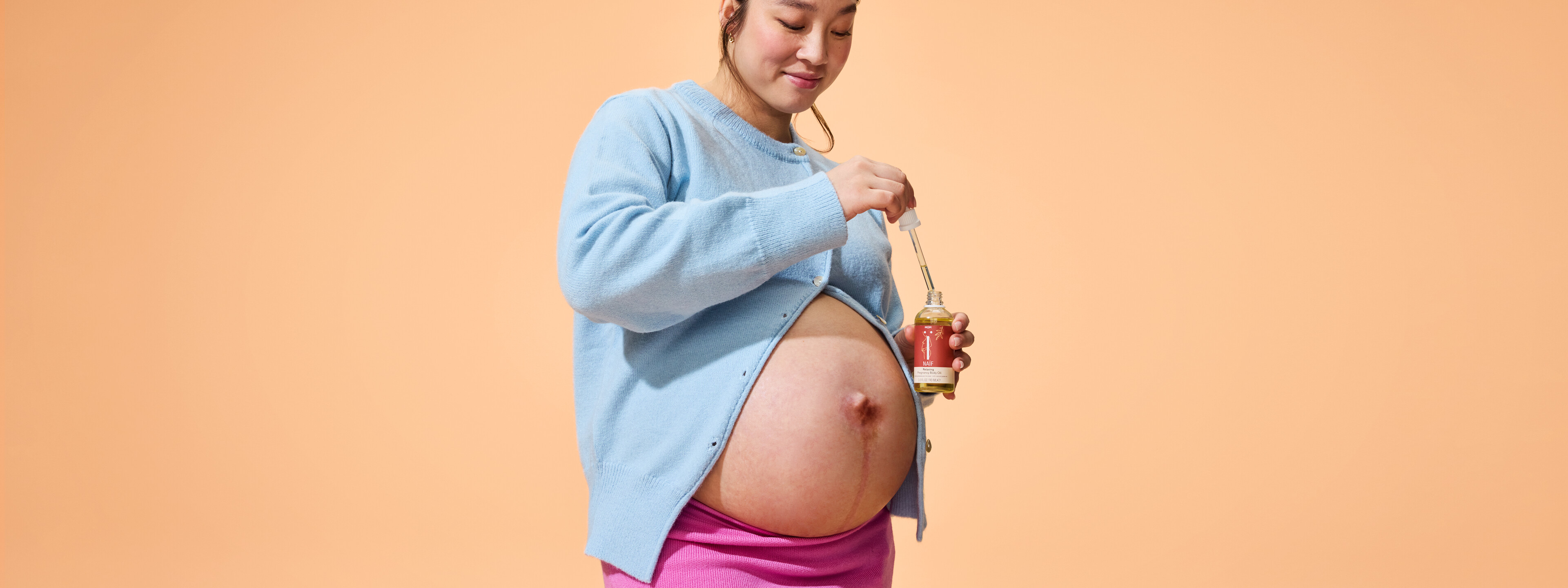 Zwangere vrouw met Naïf huidverzorging