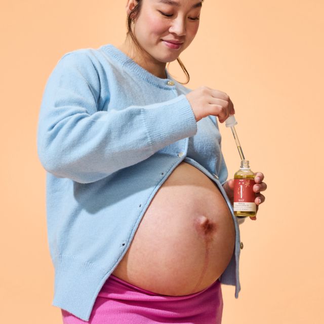 Zwangere vrouw met Naïf huidverzorging