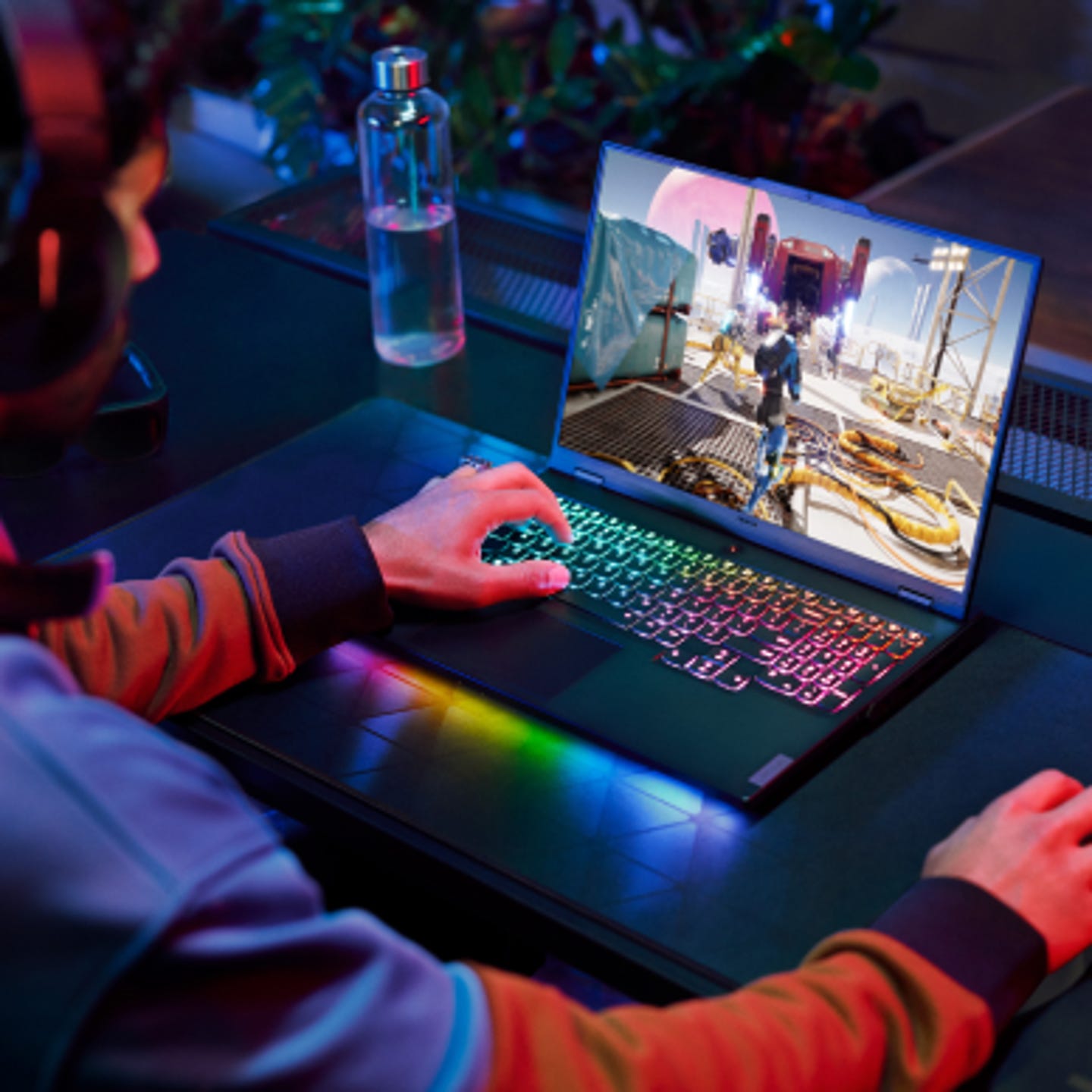 man-zit-achter-zijn-bureau-te-gamen-op-de-lenovo-legion-met-rgb-gekleurde-lichten.png