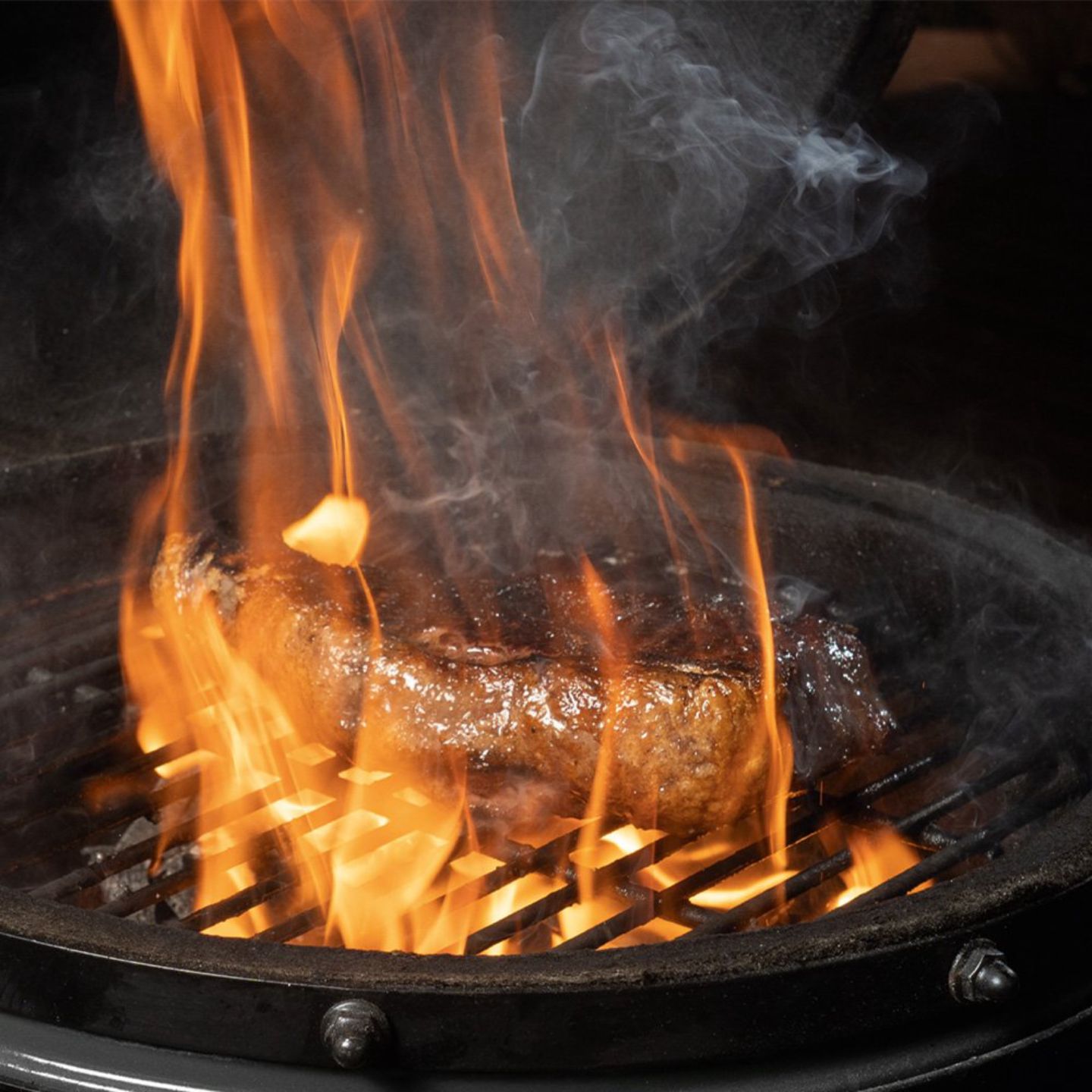 Brandend vlees op barbecue