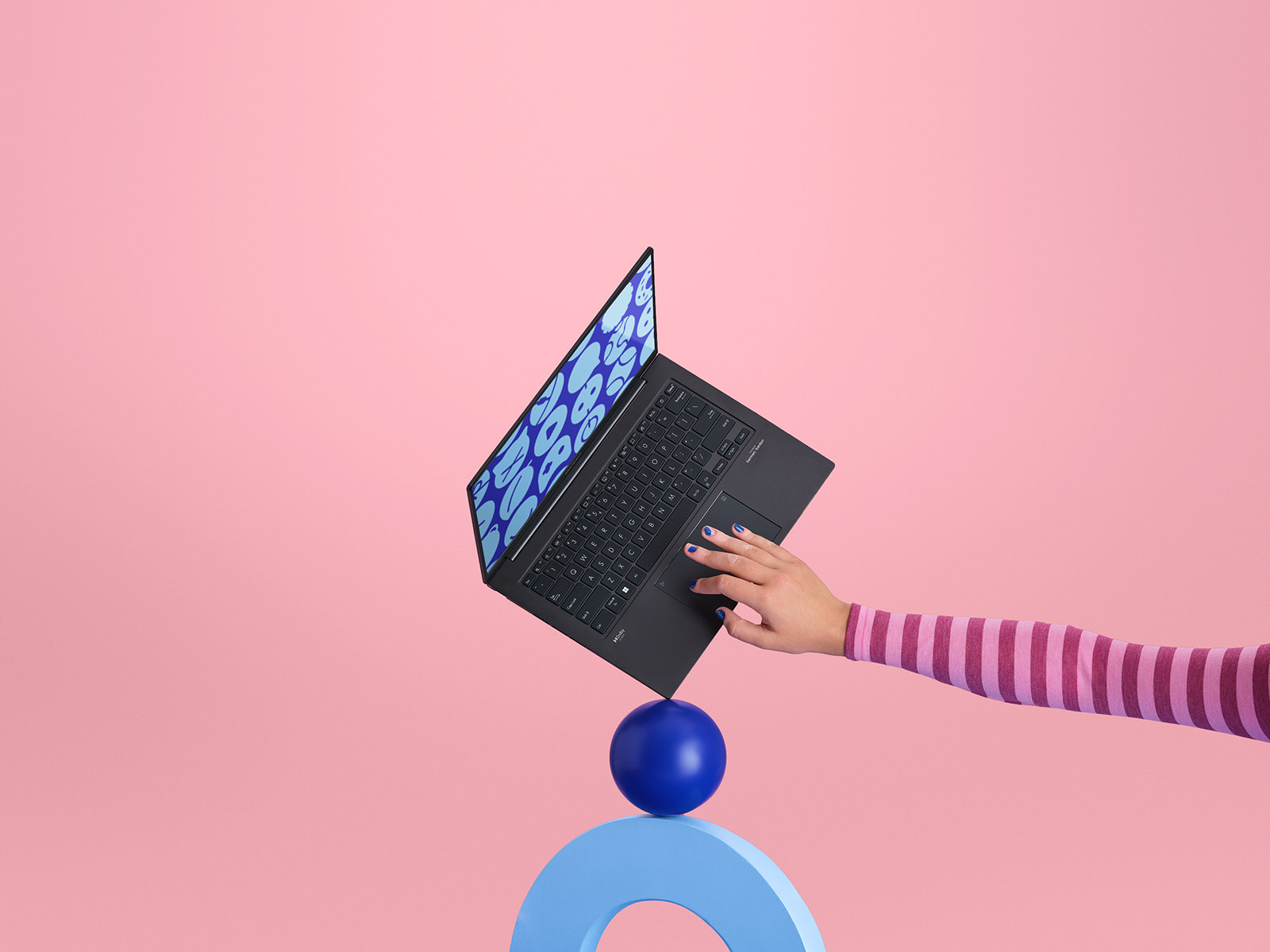 laptop hand 1600x1200.png