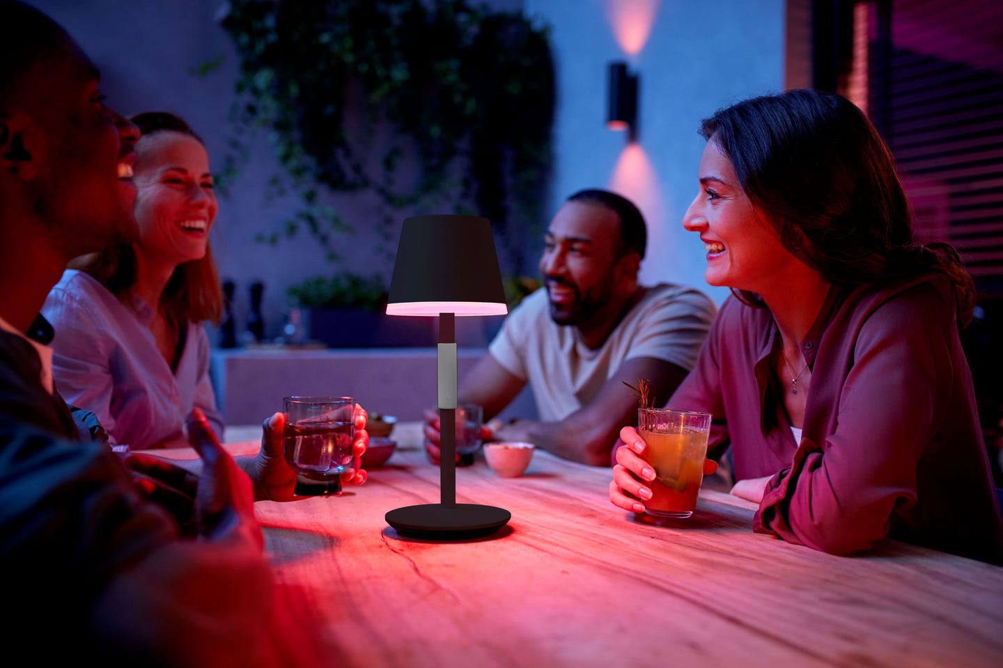 HUE-046677576455-929003128701-Hue_Go_portable_table_lamp_black-Dinner_with_friends_outdoor_pink_lighteffect-EBP.jpg