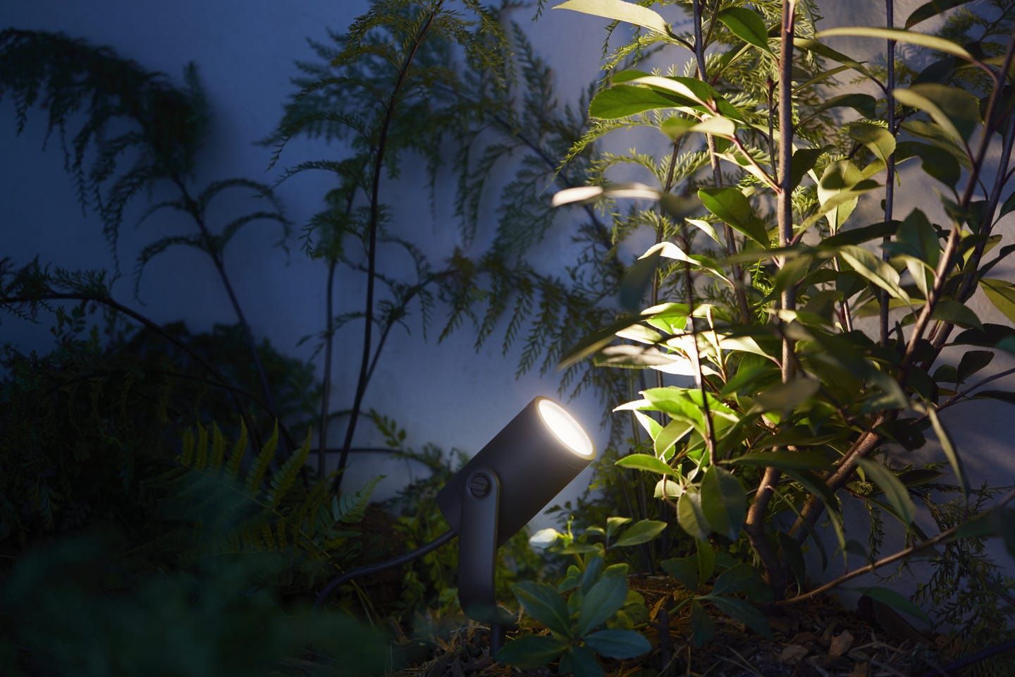 Philips-hue-12210-Outdoor Social Time 1.jpg