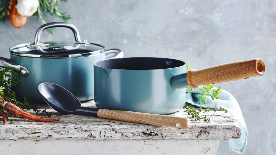 Blauwe steelpan op tafel