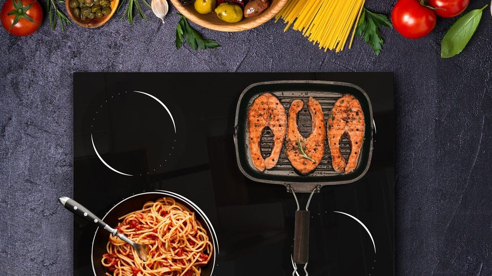 Keramische kookplaat met pannen