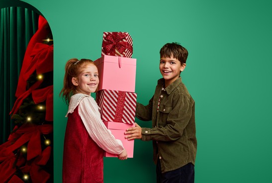 Kinderen met cadeautjes.jpg