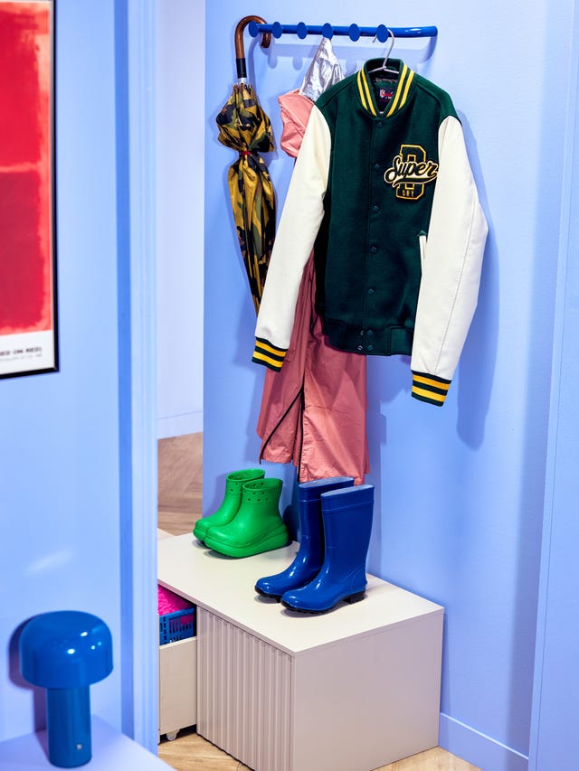 Paarse hal met kapstok