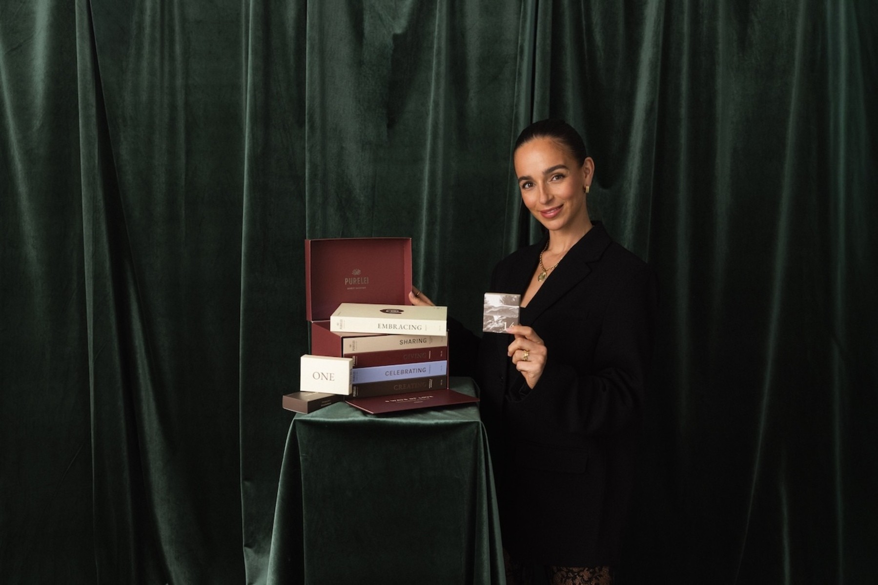 thumbnail_2511_Gifting_Alisa mit AK-5 (1).jpg