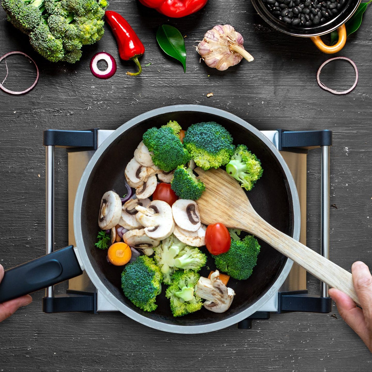 Pan met groenten op elektrisch kookstel