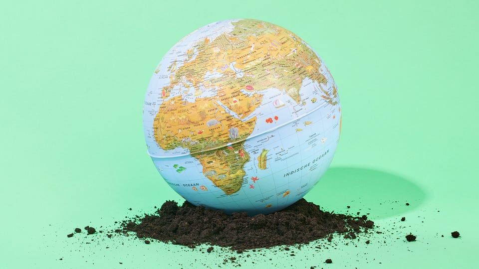 wereldbol op hoopje grond