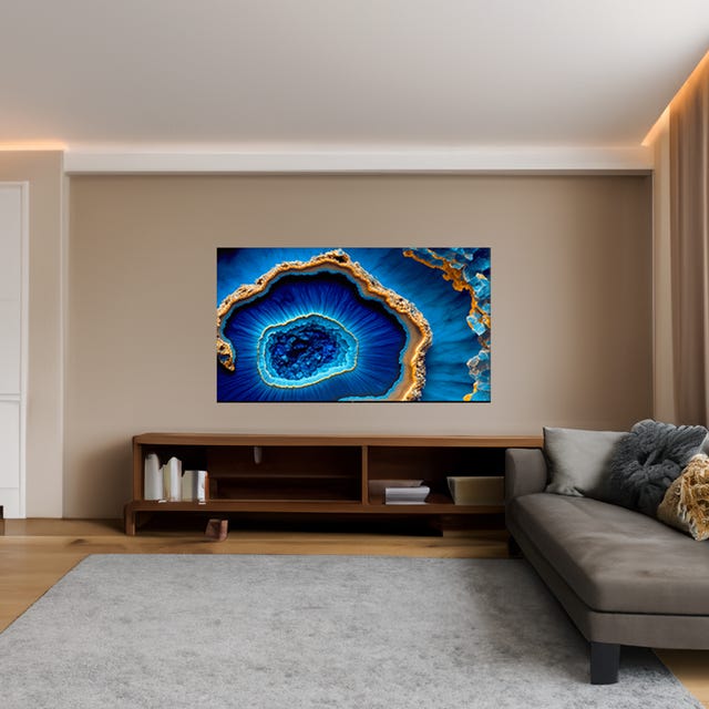 Woonkamer met extra grote tv aan de muur