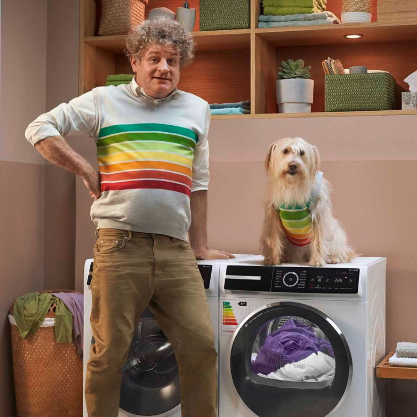 Een_hond_die_op_een_Bosch_wasmachine_zit_daarnaast_staat_een_man.png