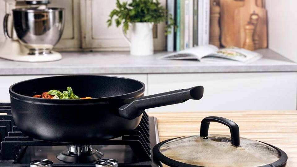 Gevulde hapjespan op gaskookplaat