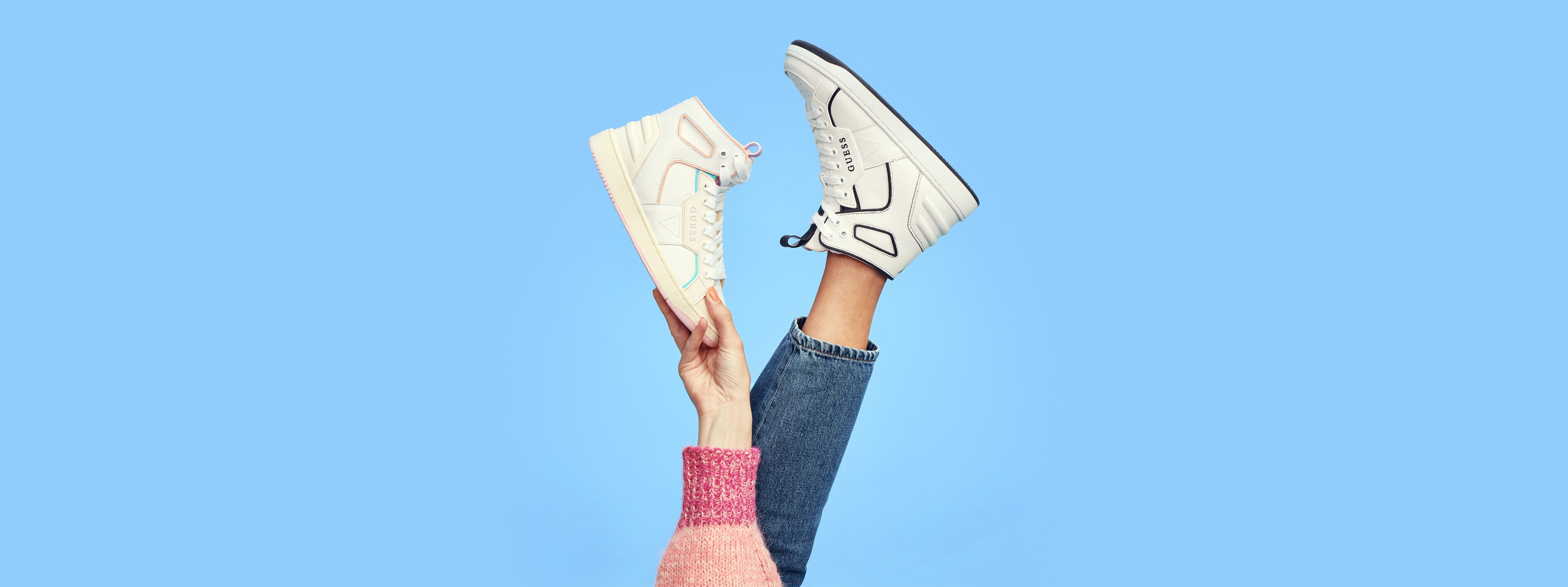 Twee paar witte sneakers