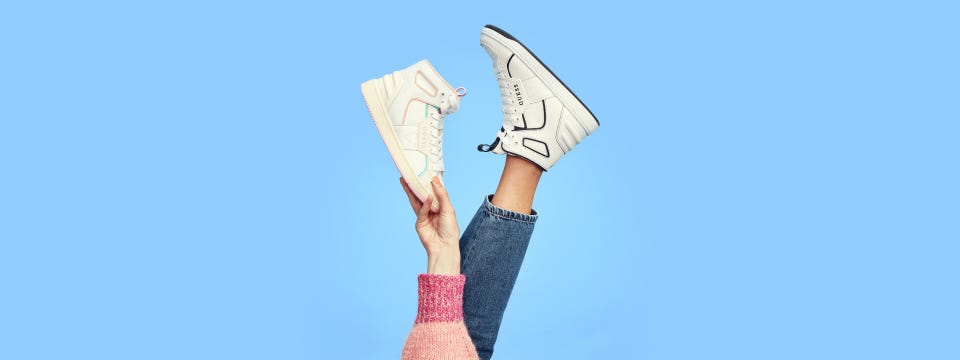 Twee paar witte sneakers